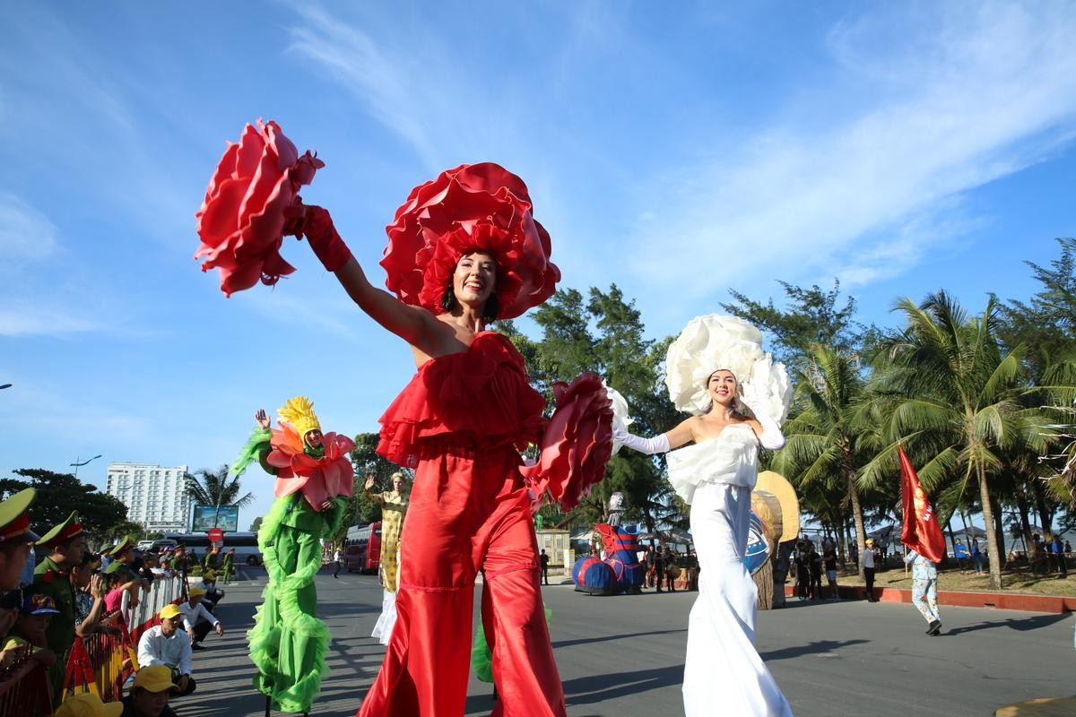 Hàng nghìn du khách thích thú xem Carnival đường phố sôi động ở bãi biển Sầm Sơn Ảnh 3