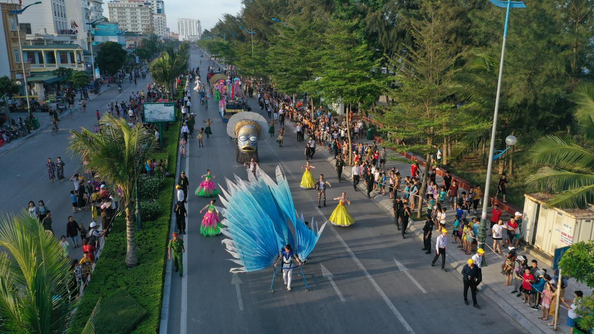 Hàng nghìn du khách thích thú xem Carnival đường phố sôi động ở bãi biển Sầm Sơn Ảnh 1