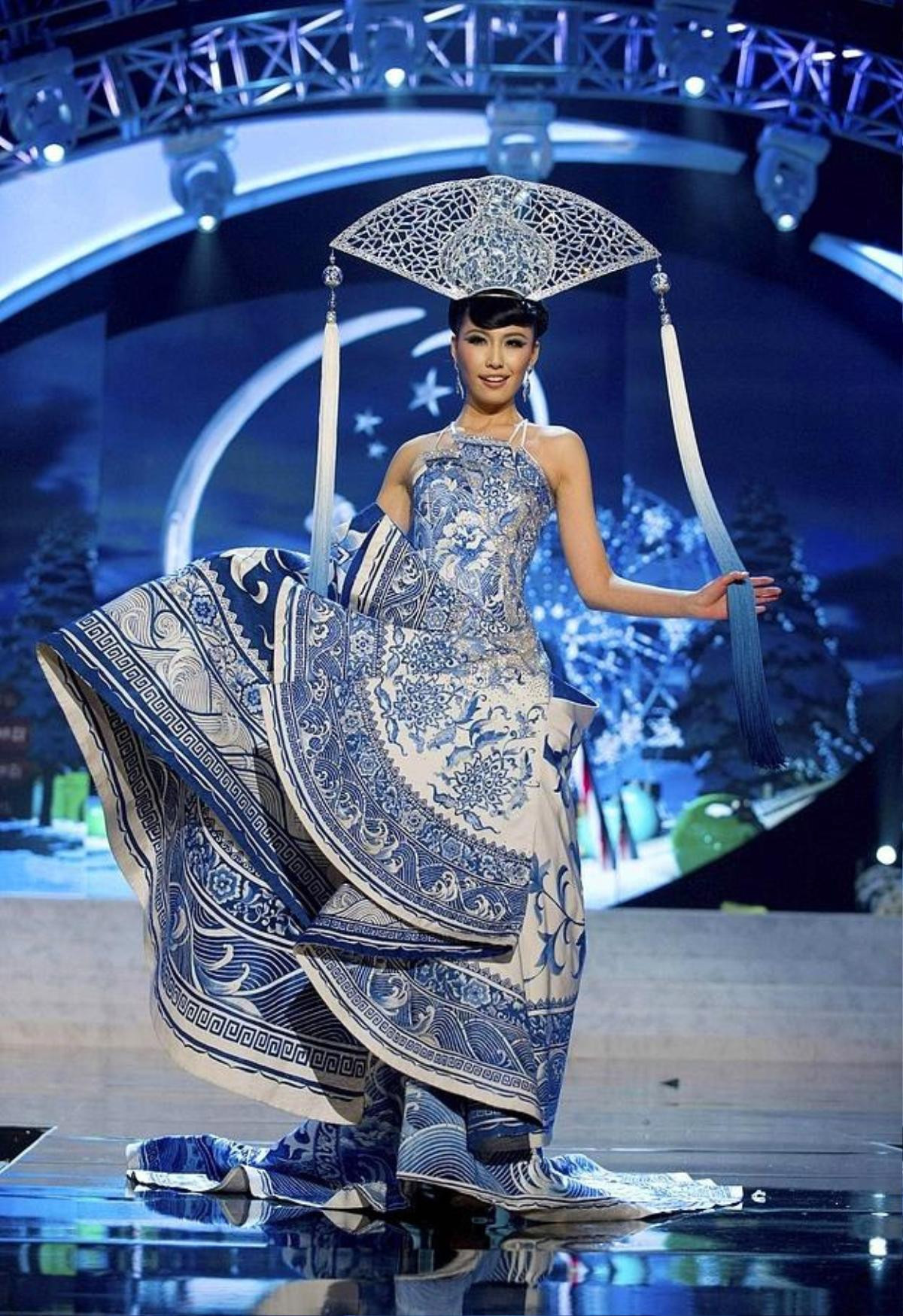 Trang phục dân tộc một màu vẫn thắng giải Miss Universe: Khánh Vân 'đừng tham' hoành tráng! Ảnh 7