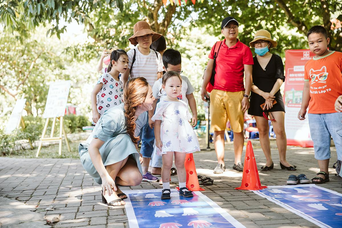 Lan Phương xúc động khi cùng con gái đến thăm trẻ mồ côi tại làng SOS Ảnh 5