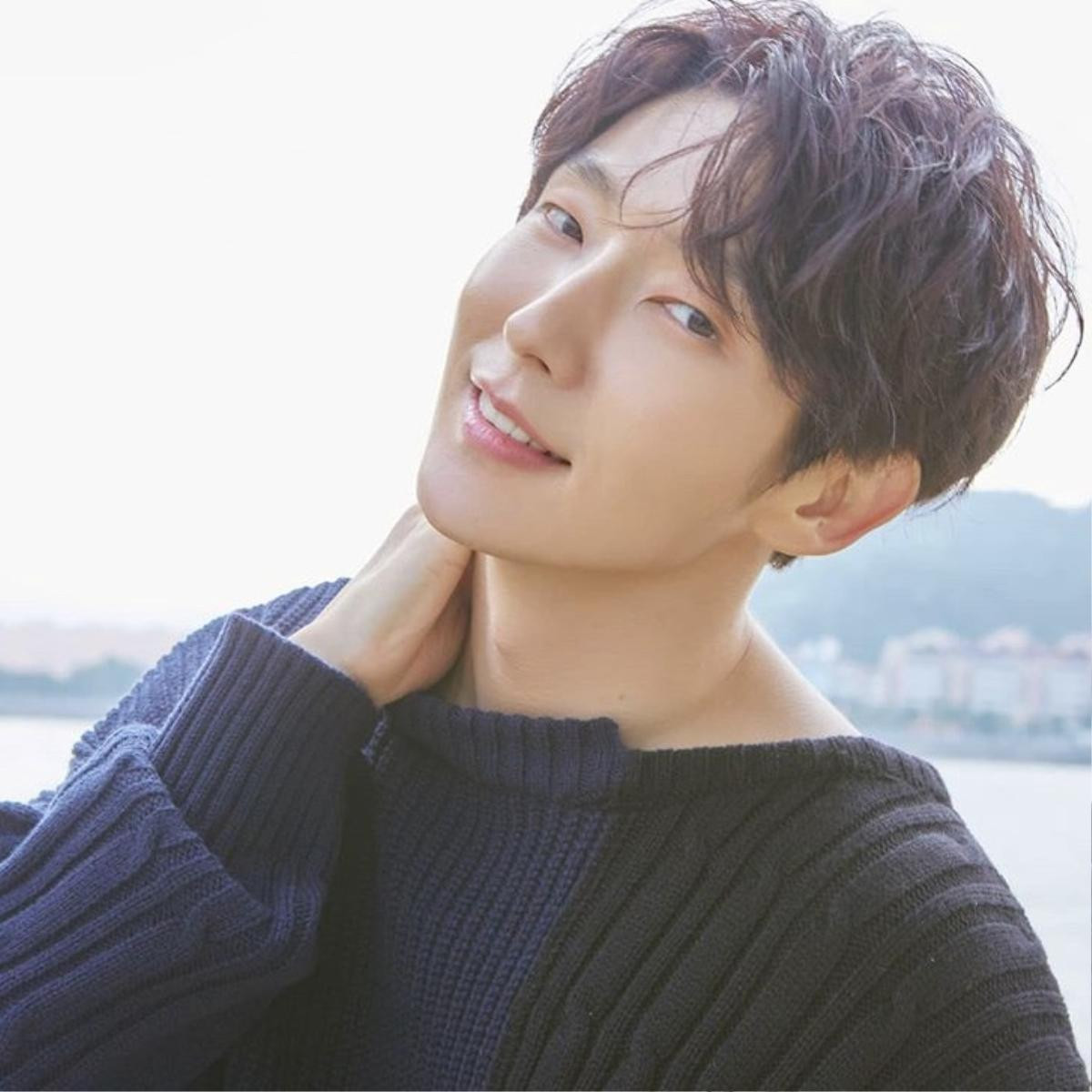 Lee Jun Ki gửi quà cổ vũ phim của IU và Park Seo Joon: Nàng tình tứ gọi tên chàng trong 'Người tình ánh trăng' Ảnh 9