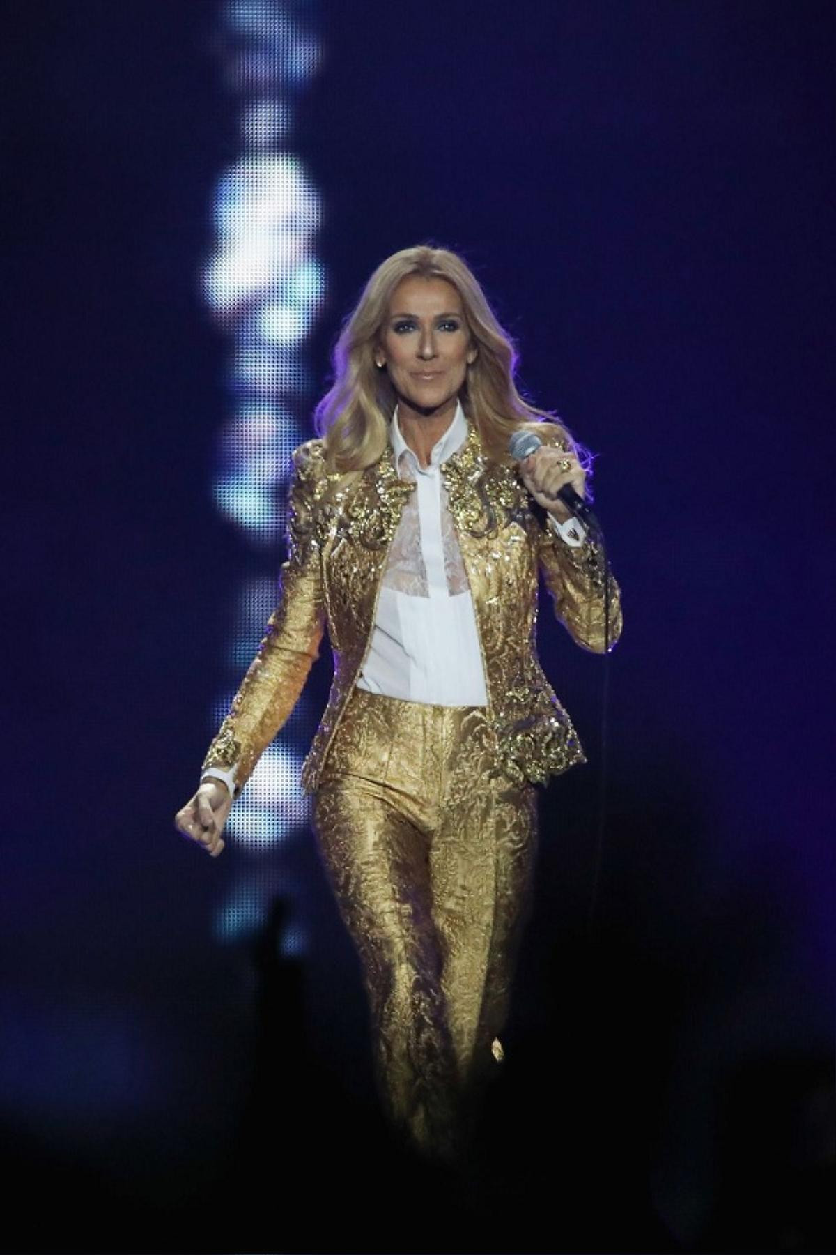 Tài làm tóc thay đồ nhanh như chớp của diva Celine Dion sau hậu trường khiến ai cũng choáng Ảnh 2