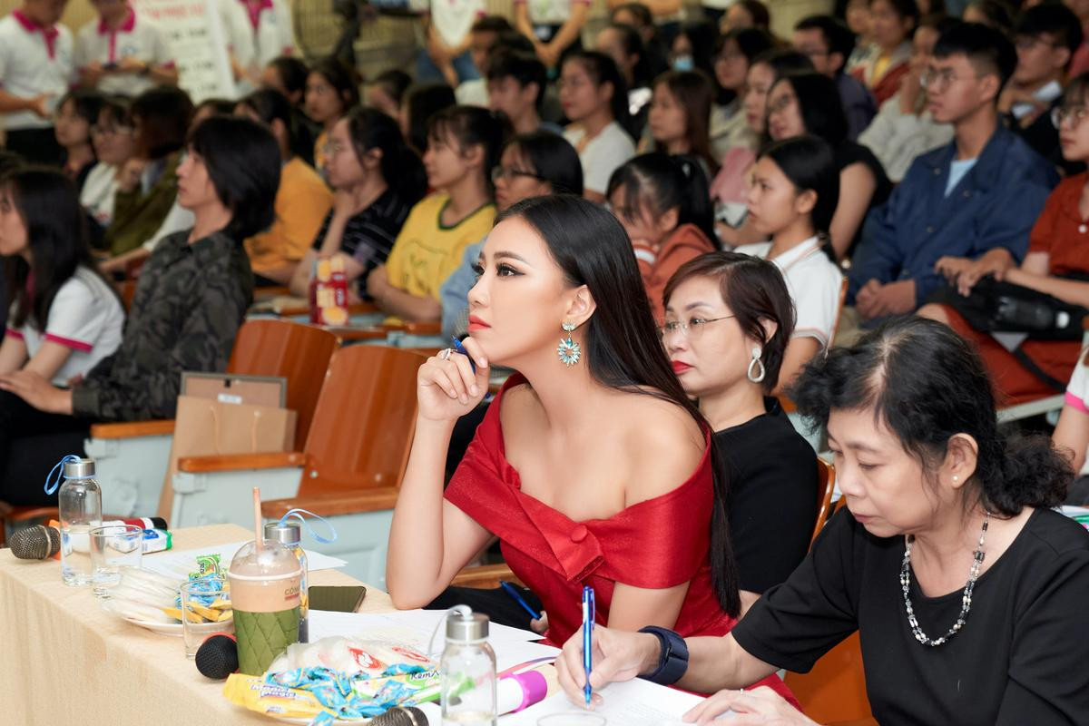 Á hậu Kim Duyên đẹp rạng rỡ như đóa hồng 'thắm sắc nhưng vẫn thừa hương thơm' Ảnh 1