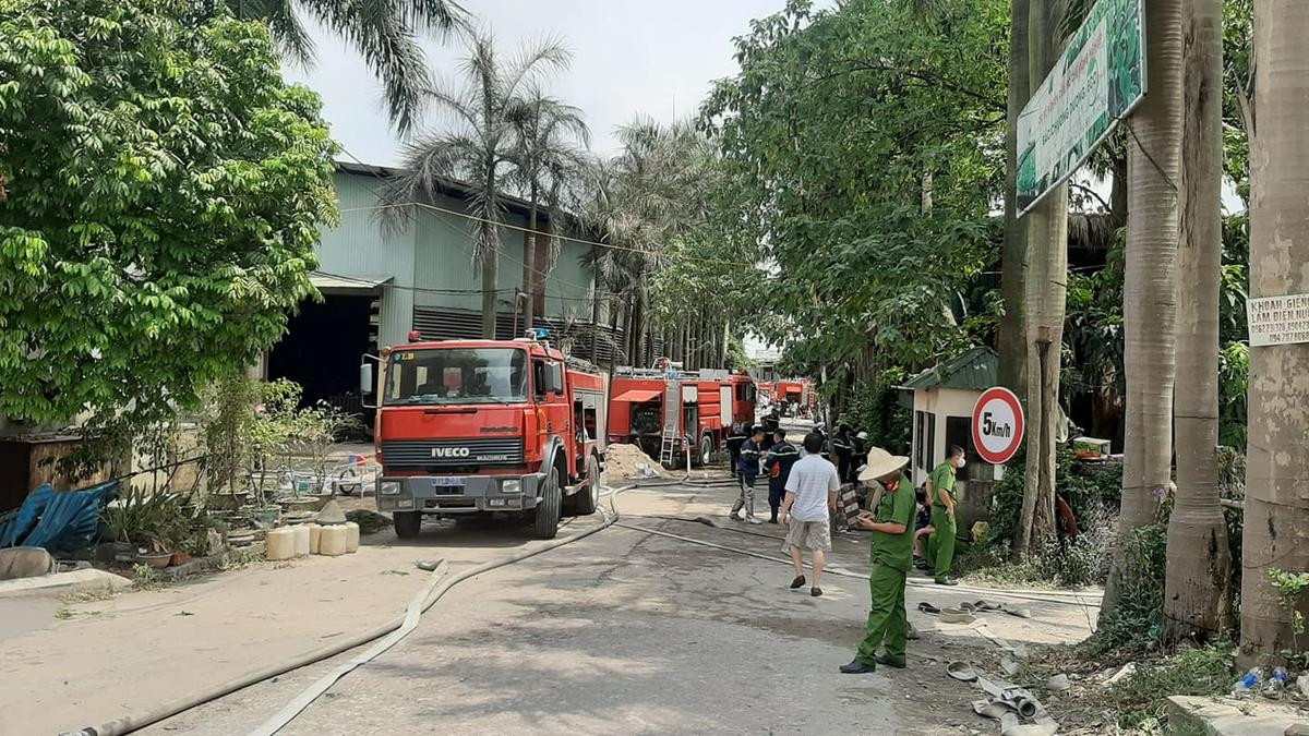 Cảnh sát mệt nhoài nỗ lực dập tắt đám cháy kho hoá chất cực lớn ở Hà Nội, nhiều thùng phuy phát nổ bay lên trời Ảnh 3