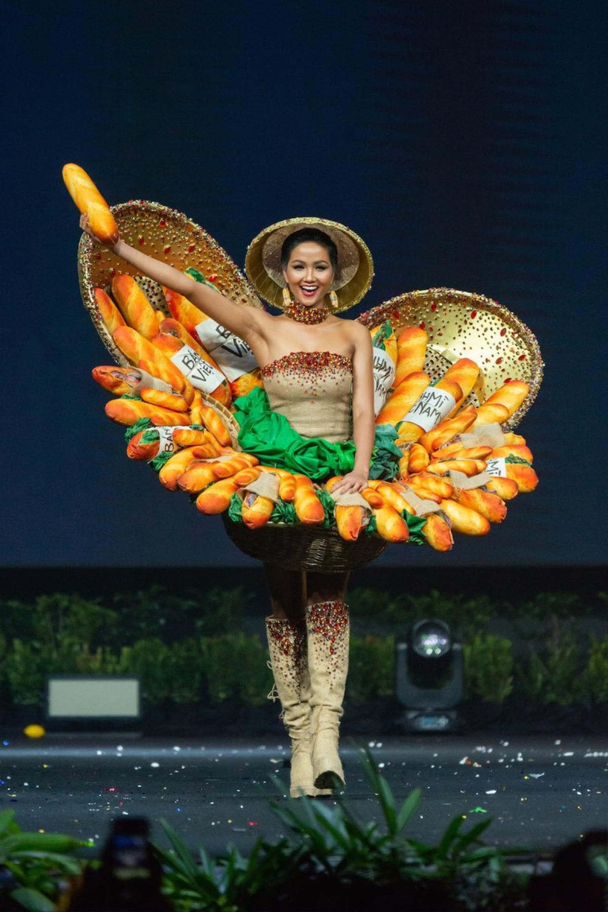 Chủ nhân thiết kế Bánh mì - Cà phê phin khuấy đảo cuộc đua tìm National Costume cho Khánh Vân Ảnh 3