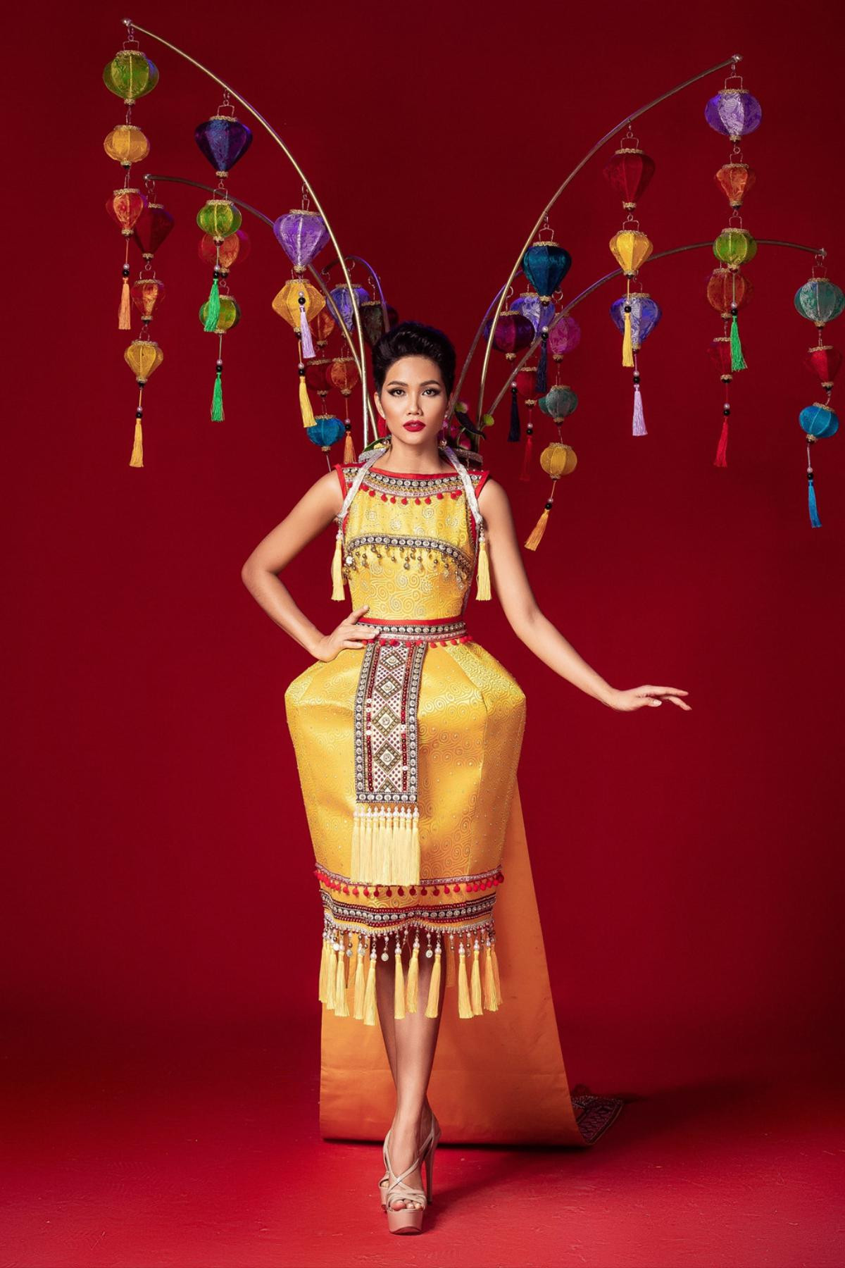 Chủ nhân thiết kế Bánh mì - Cà phê phin khuấy đảo cuộc đua tìm National Costume cho Khánh Vân Ảnh 9