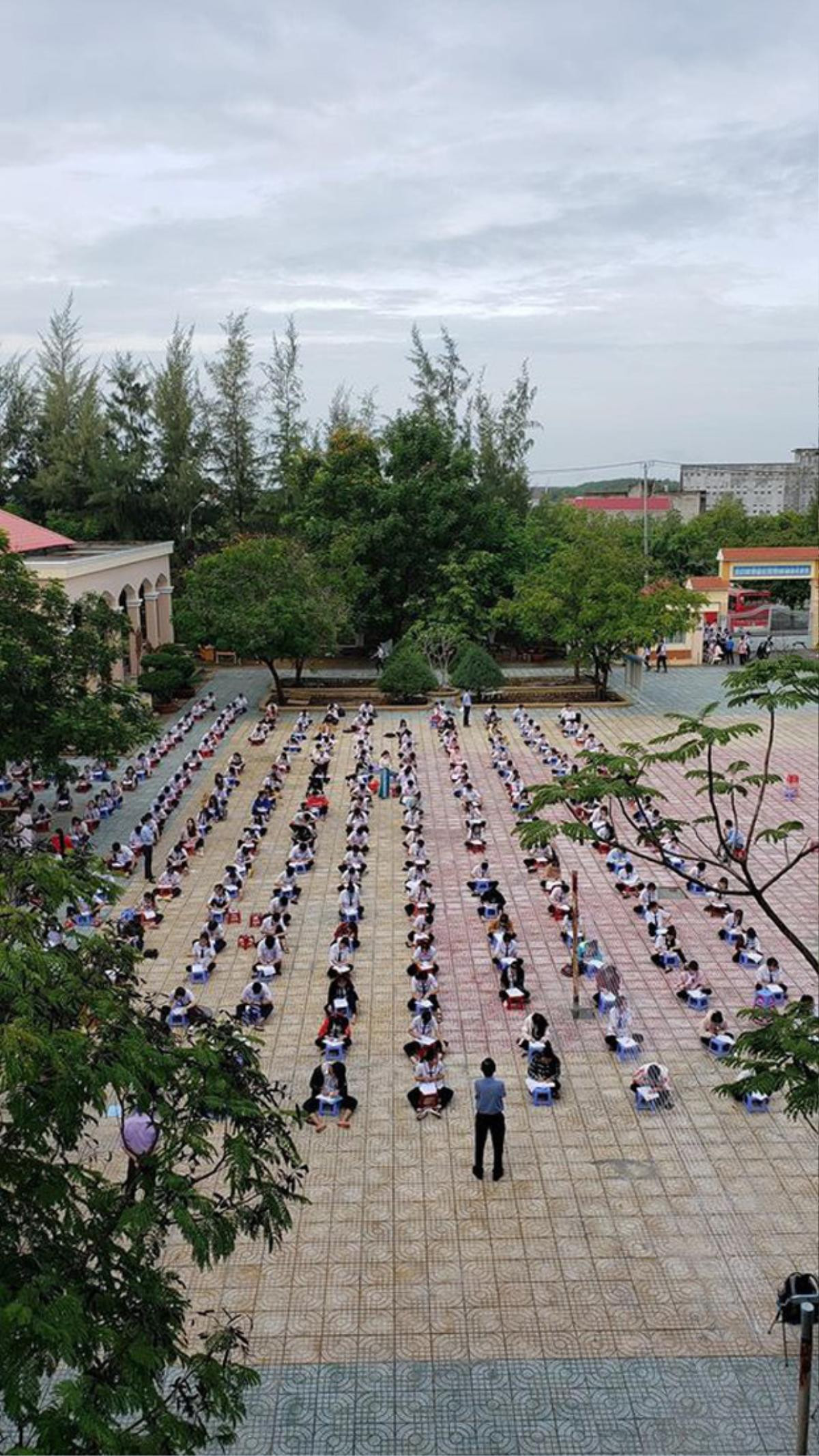 Chống gian lận thi cử, một trường THPT tại TP.HCM cho học sinh làm bài kiểm tra dưới sân trường Ảnh 2