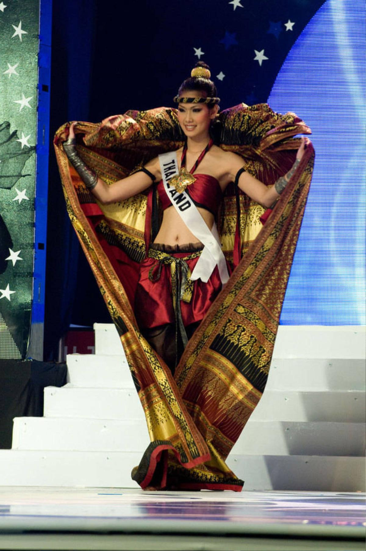 Miss Universe thích 'biến hình' - múa võ, có ngay 14 mẫu National Costume quá xuất sắc cho Khánh Vân giật giải Ảnh 1