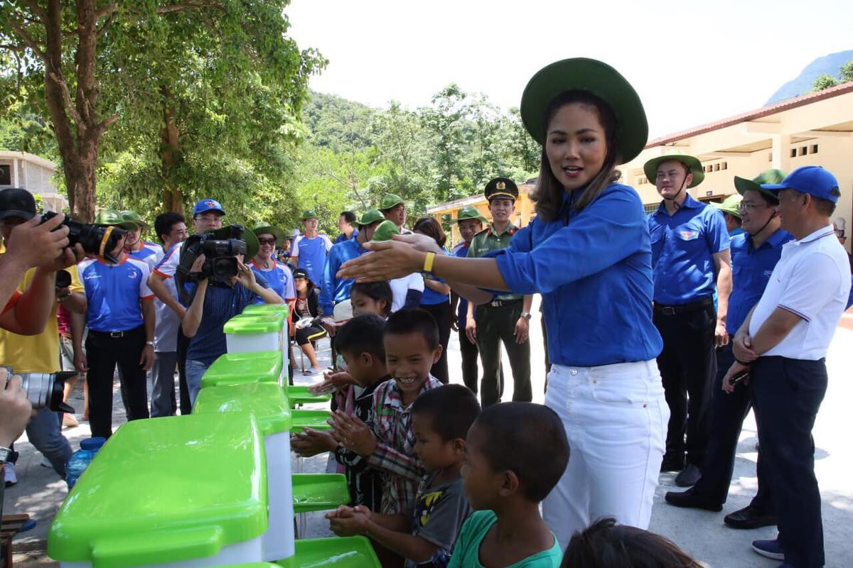 Phương Khánh quyến rũ với váy đỏ rượu vang, Hoàng Thùy kiêu kỳ khoe chân dài cực phẩm 1m16 Ảnh 21