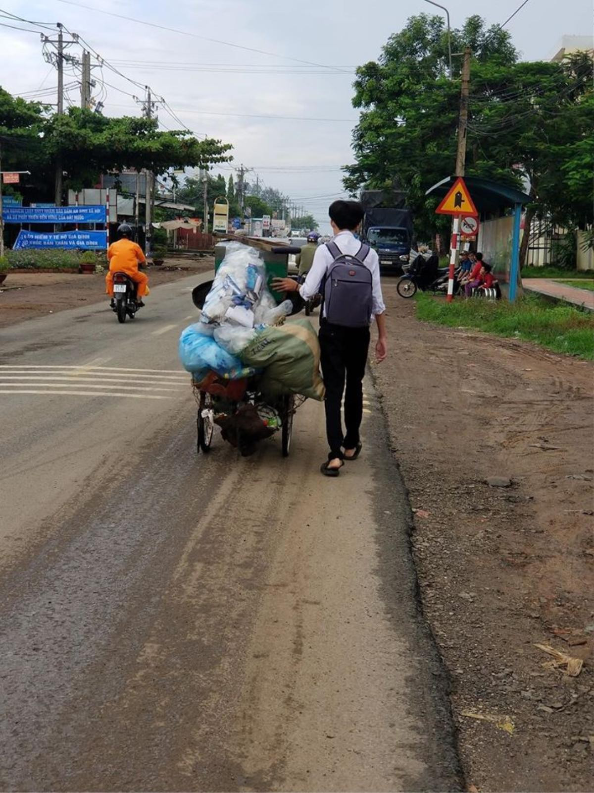 Hình ảnh nam sinh phụ đẩy xe phế liệu cho ông lão trên đường khiến nhiều người rưng rưng Ảnh 2