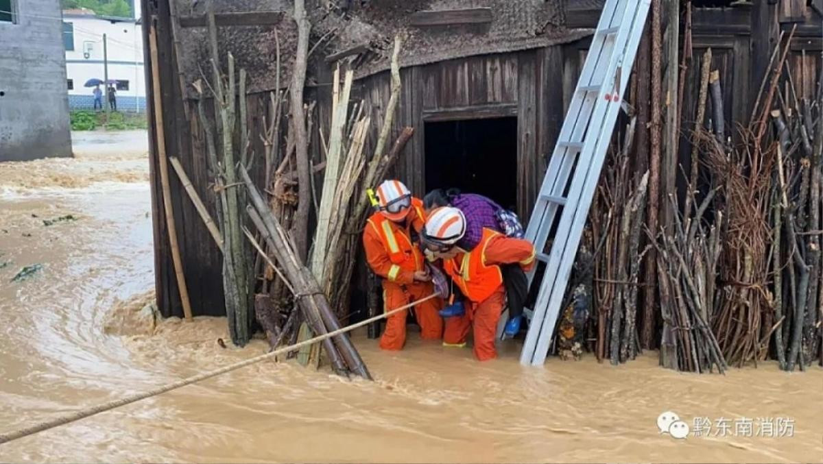 Hình ảnh mưa lũ kéo dài tàn phá Trung Quốc, khiến hàng triệu người bị ảnh hưởng Ảnh 4