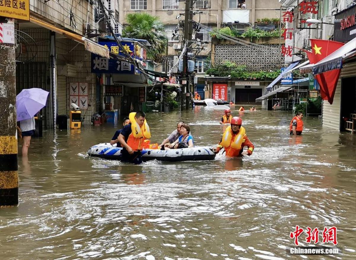 Hình ảnh mưa lũ kéo dài tàn phá Trung Quốc, khiến hàng triệu người bị ảnh hưởng Ảnh 7