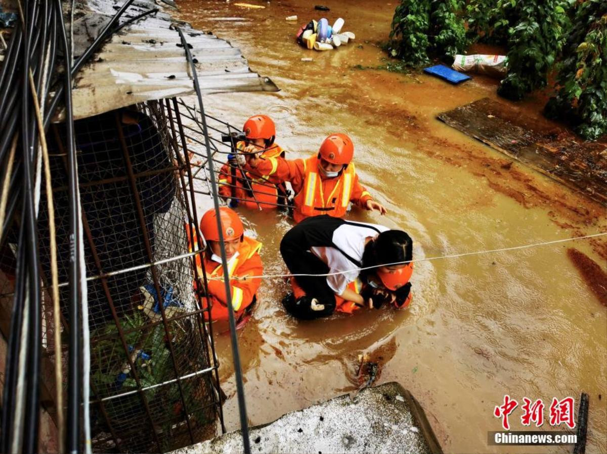 Hình ảnh mưa lũ kéo dài tàn phá Trung Quốc, khiến hàng triệu người bị ảnh hưởng Ảnh 9