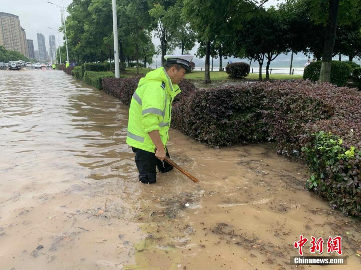 Hình ảnh mưa lũ kéo dài tàn phá Trung Quốc, khiến hàng triệu người bị ảnh hưởng Ảnh 10