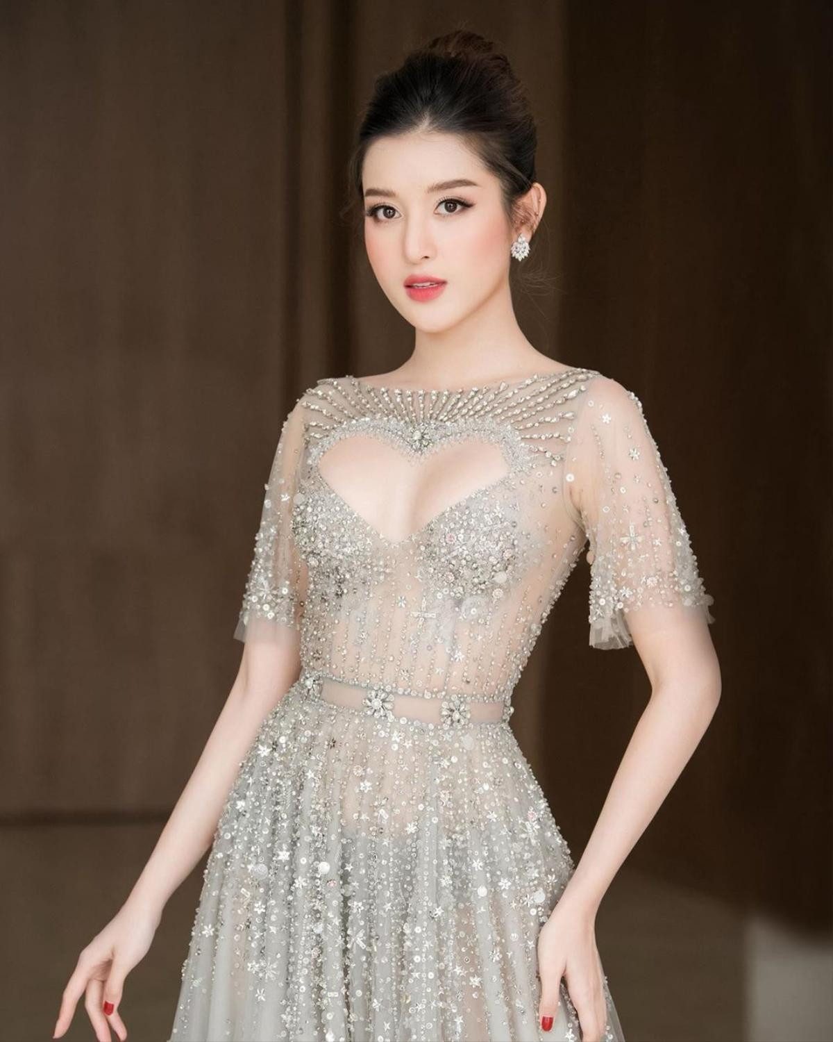 Khánh Vân đẹp ngọt ngào với kiểu tóc mái ngang quyến rũ nhưng chẳng hợp gu Miss Universe? Ảnh 1