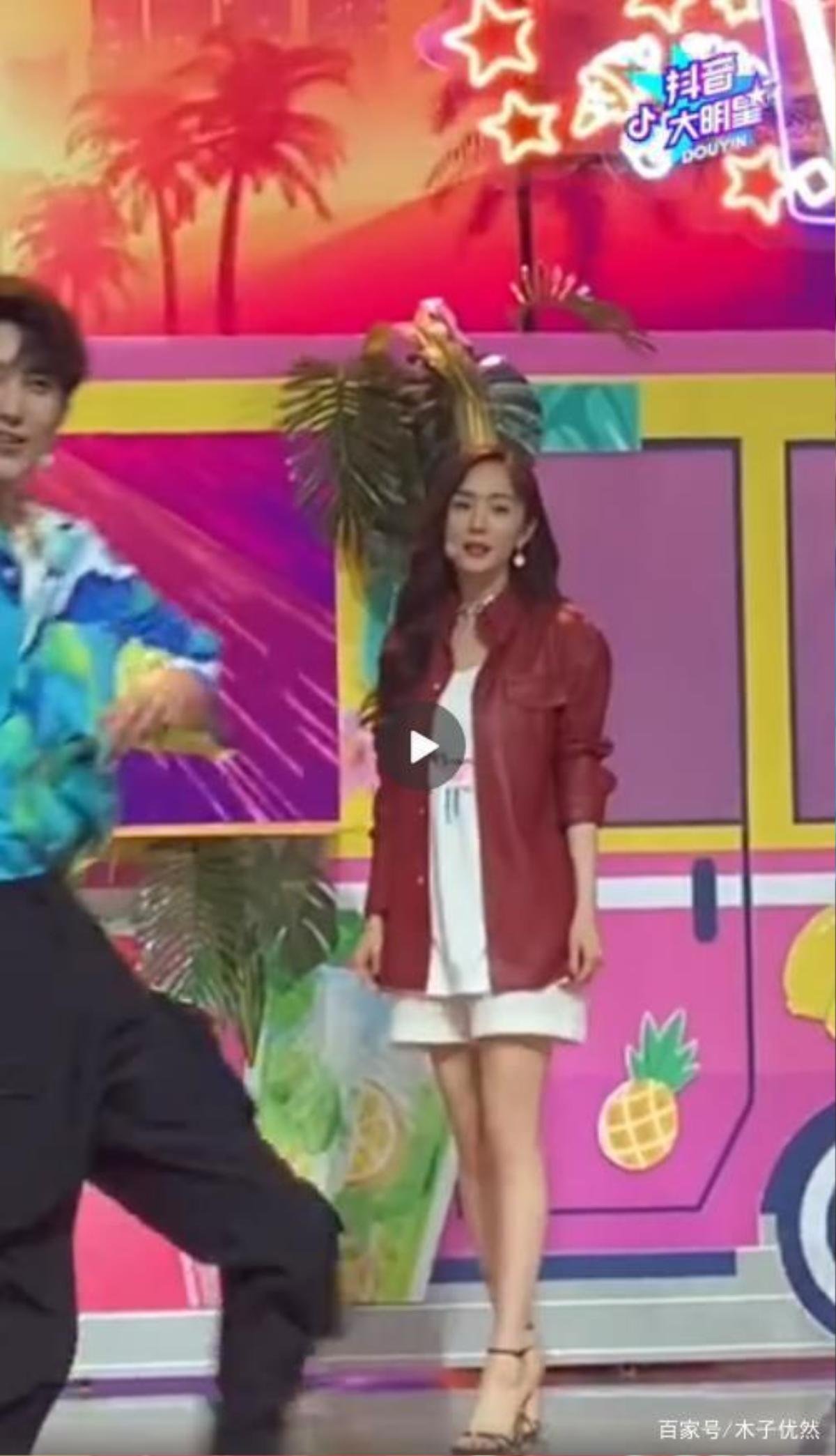 'Happy Camp': Dương Mịch diện áo đỏ năng động 'quẩy nhẹ' trên nền nhạc Mojito Ảnh 10