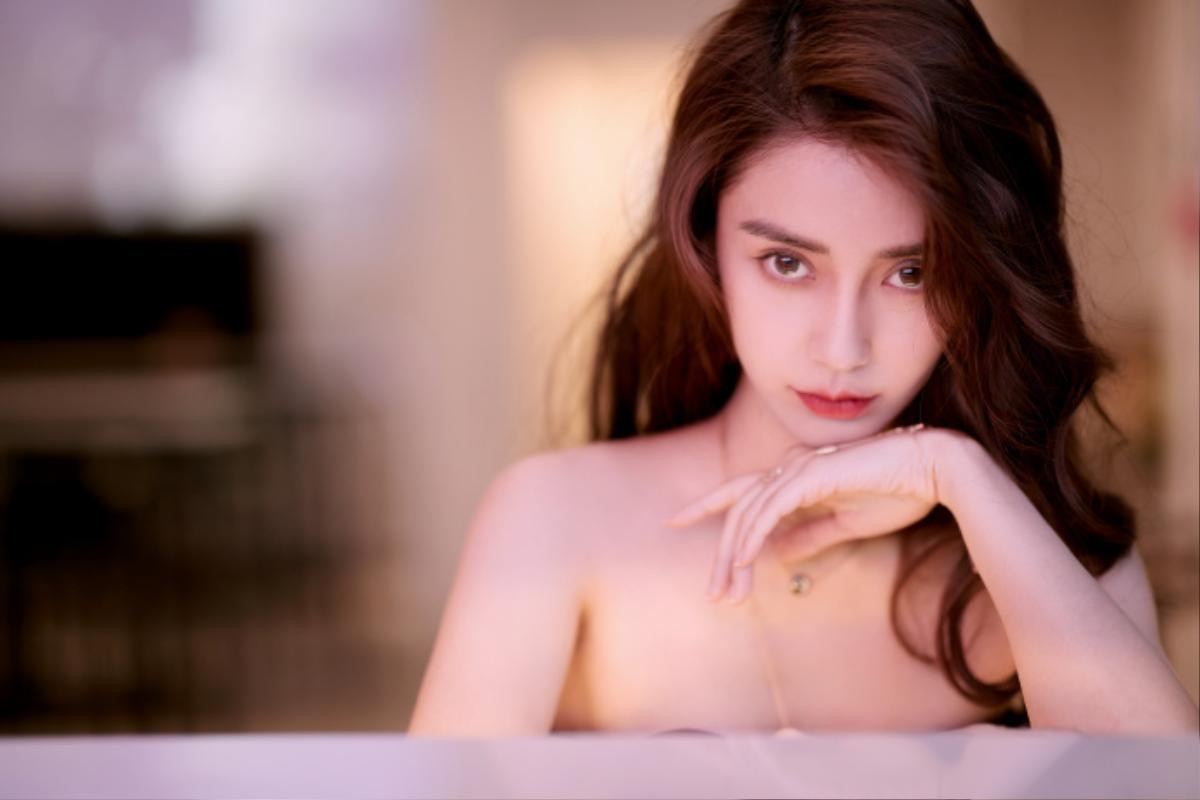 Angelababy khoe eo thon gợi cảm, hình ảnh từ live-stream và phòng làm việc đều đẹp như nhau Ảnh 4