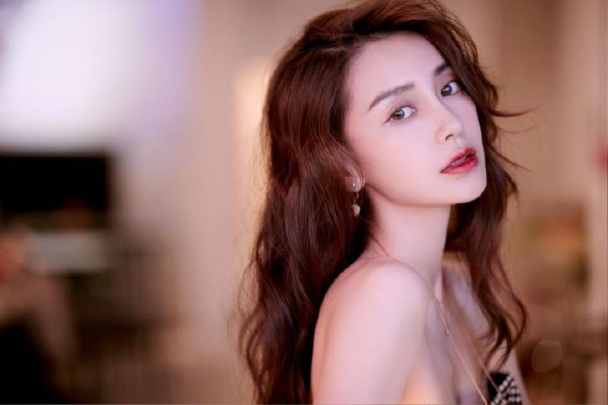 Angelababy khoe eo thon gợi cảm, hình ảnh từ live-stream và phòng làm việc đều đẹp như nhau Ảnh 6