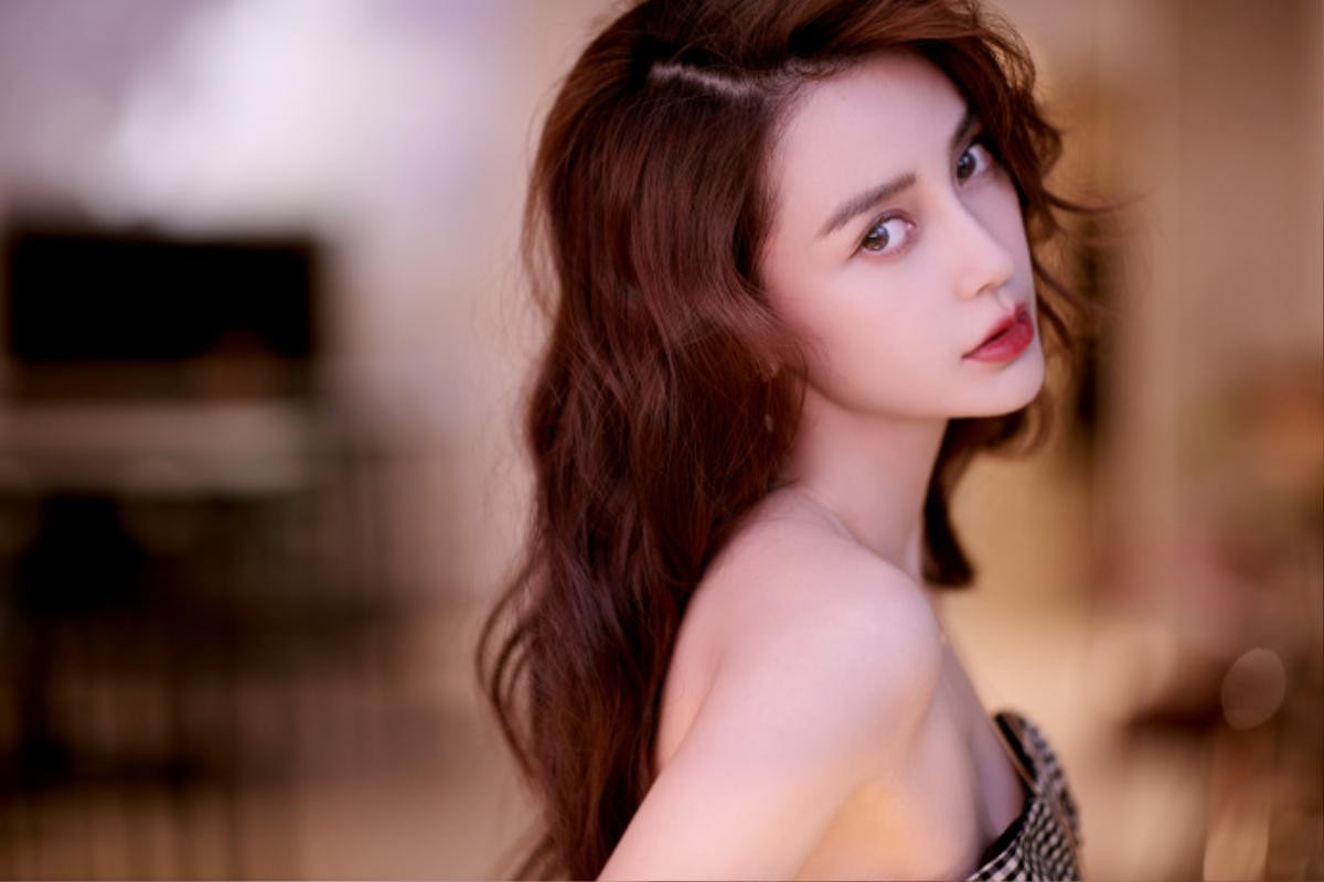 Angelababy khoe eo thon gợi cảm, hình ảnh từ live-stream và phòng làm việc đều đẹp như nhau Ảnh 7