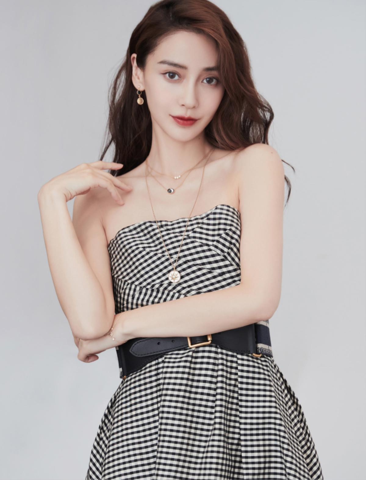 Angelababy khoe eo thon gợi cảm, hình ảnh từ live-stream và phòng làm việc đều đẹp như nhau Ảnh 3