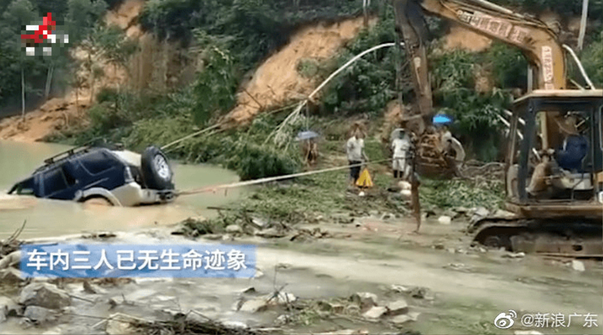 Hàng dài ô tô chìm nghỉm trong mưa lũ ở Trung Quốc Ảnh 5