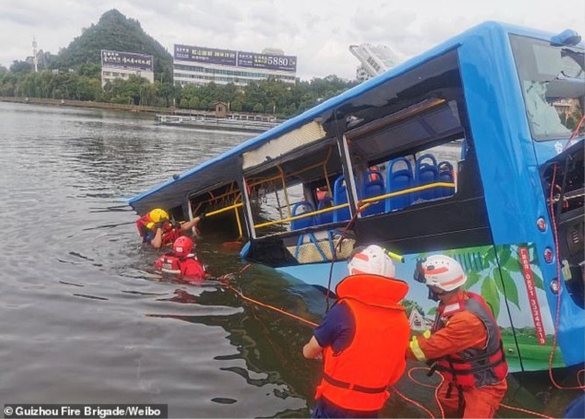 Khoảnh khắc xe bus chở thí sinh thi đại học lao xuống hồ ở Trung Quốc, ít nhất 21 người chết Ảnh 2