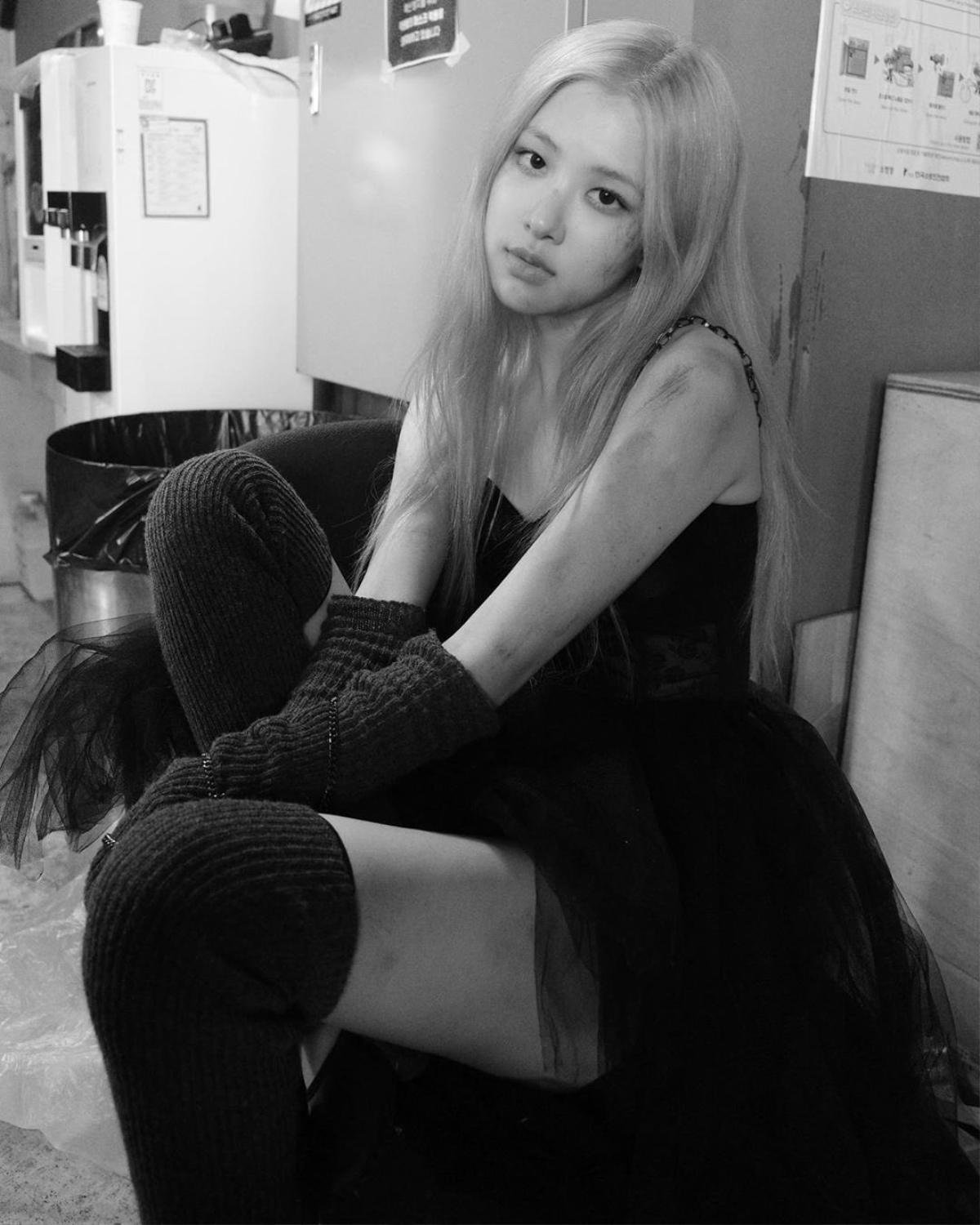 Sự thật về cơ thể chẳng chịt vết thương của Rosé (BlackPink) trong loạt ảnh mới đăng tải Ảnh 3