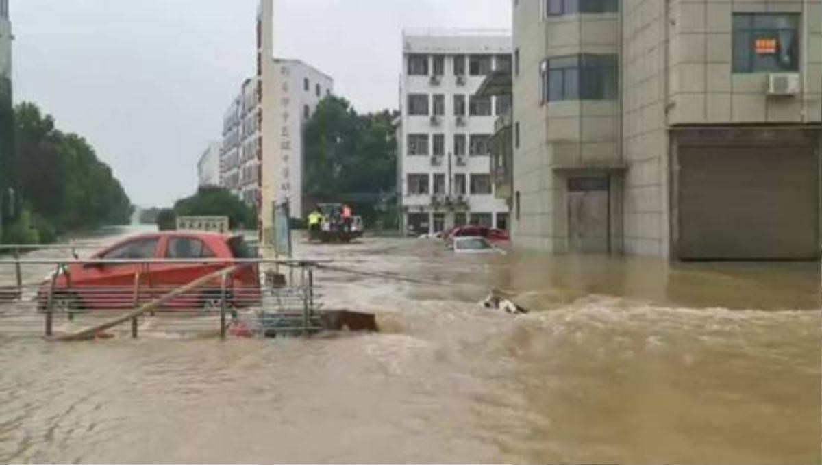 Mưa lũ giăng kín đường, hàng trăm thí sinh được giải cứu bằng cano Ảnh 1