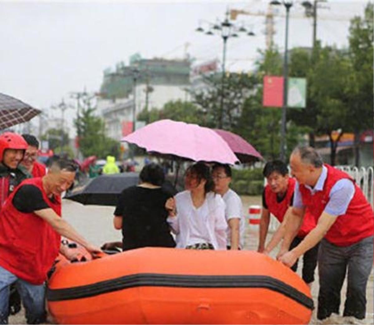 Mưa lũ giăng kín đường, hàng trăm thí sinh được giải cứu bằng cano Ảnh 7