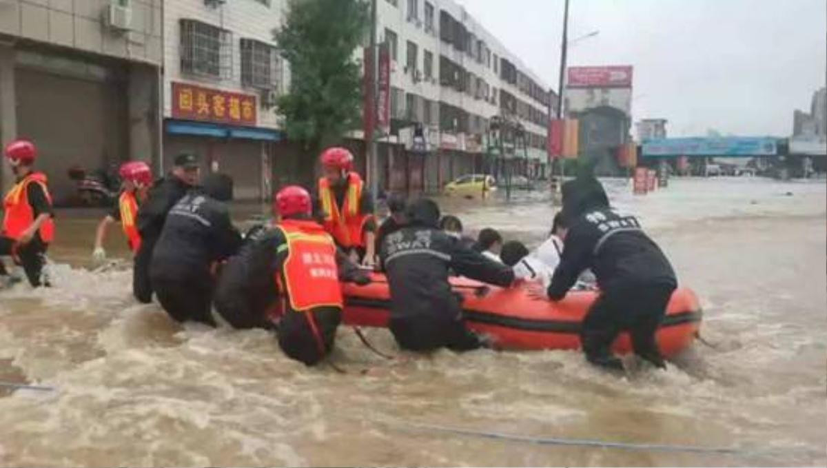 Mưa lũ giăng kín đường, hàng trăm thí sinh được giải cứu bằng cano Ảnh 8