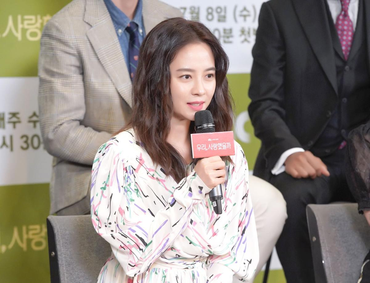 Họp báo 'Was It Love?': Mợ ngố Song Ji Hyo đọ sắc Dasom, rạng rỡ bên anh rể G-Dragon cùng 3 người tình màn ảnh Ảnh 6