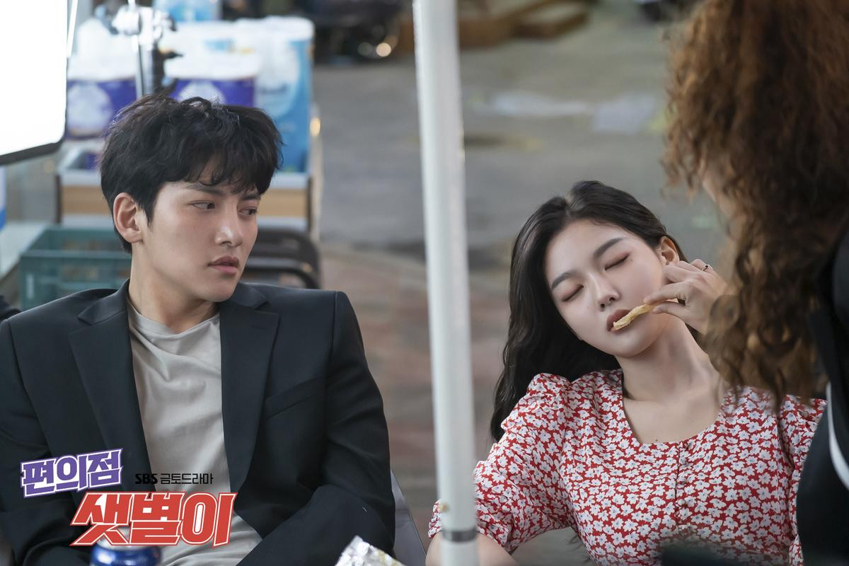 'Cửa hàng tiện lợi Saet Byul' của Ji Chang Wook - Kim Yoo Jung sẽ bị phạt vì chứa nhiều cảnh dâm tục Ảnh 1