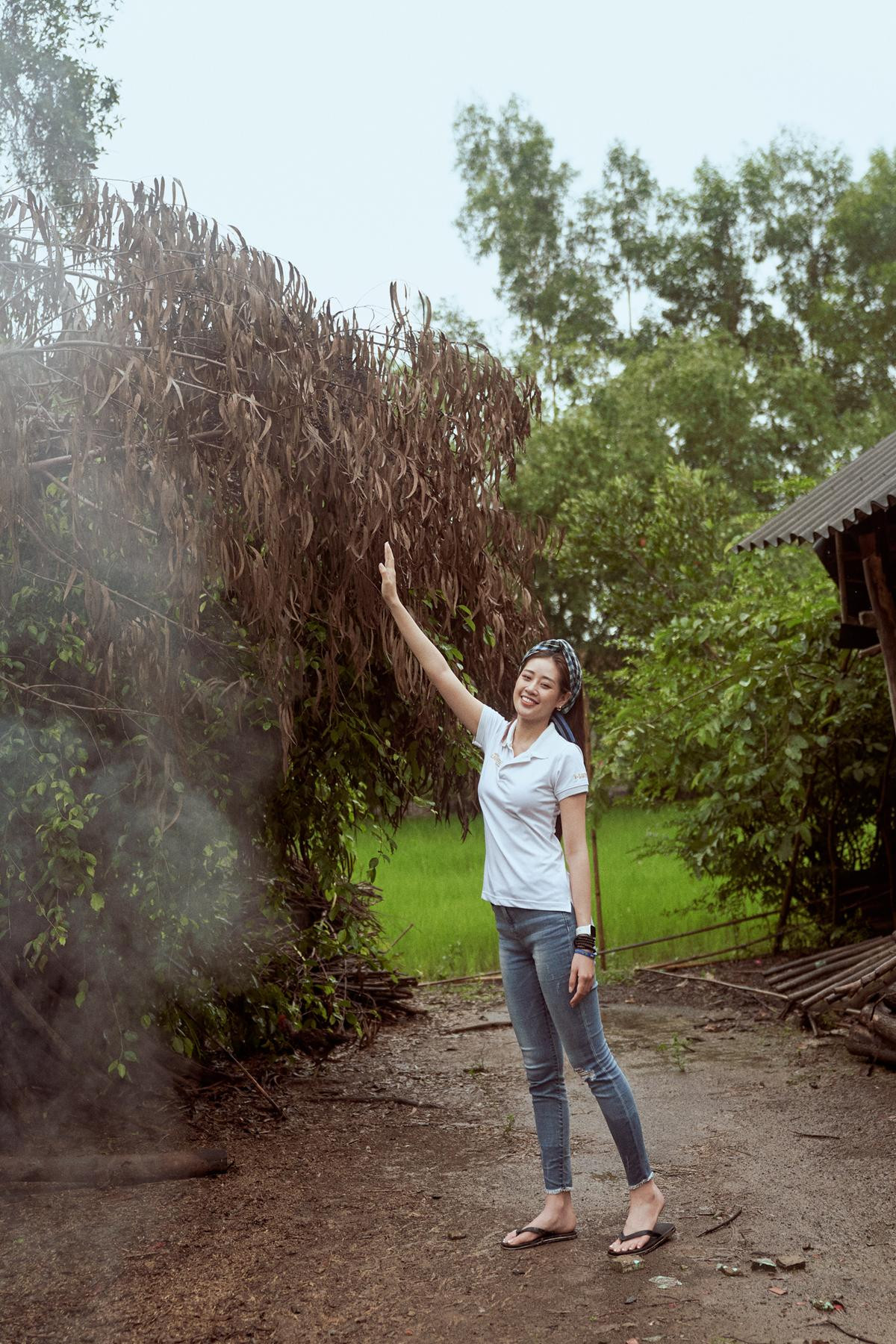 Hoa hậu Khánh Vân khoe sắc trong bộ ảnh 'cây nhà lá vườn' Ảnh 7