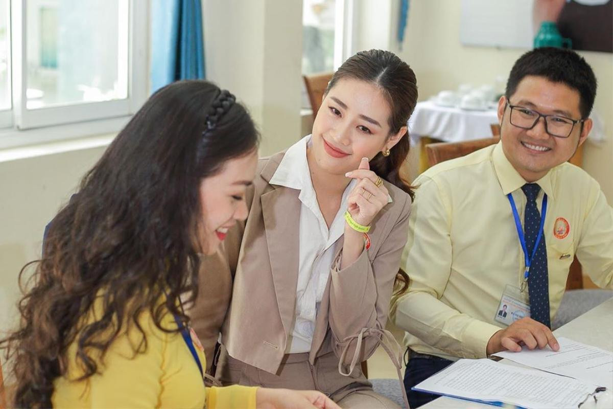 Kiều Loan quý phái thần thái 'chuẩn' nữ hoàng, Hương Giang nóng bỏng đẹp 'ma mị' thôi miên Ảnh 14