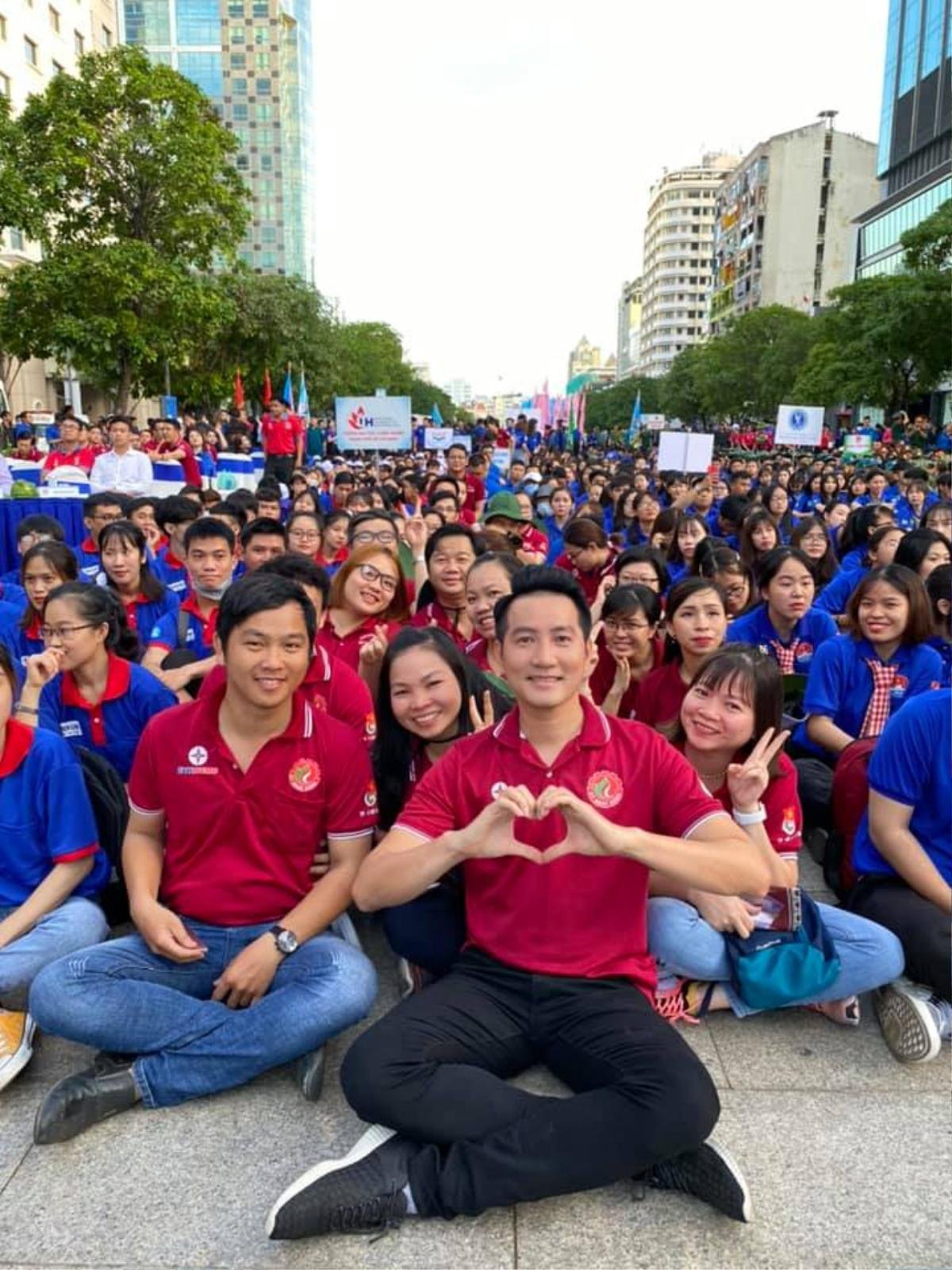 Dàn nghệ sĩ Việt tham gia lễ ra quân Mùa hè xanh, H'Hen quá háo hức phải tranh thủ luyện giọng ngay trên ô tô Ảnh 3