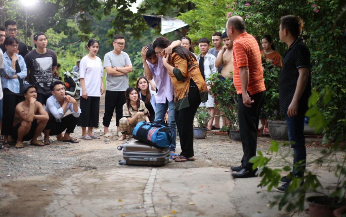 Mở màn 'Đại Kê chạy đi' phần 2: Mẹ con Đại Kê 'ê chề' bị ông Sơn đuổi về xóm gà Ảnh 5