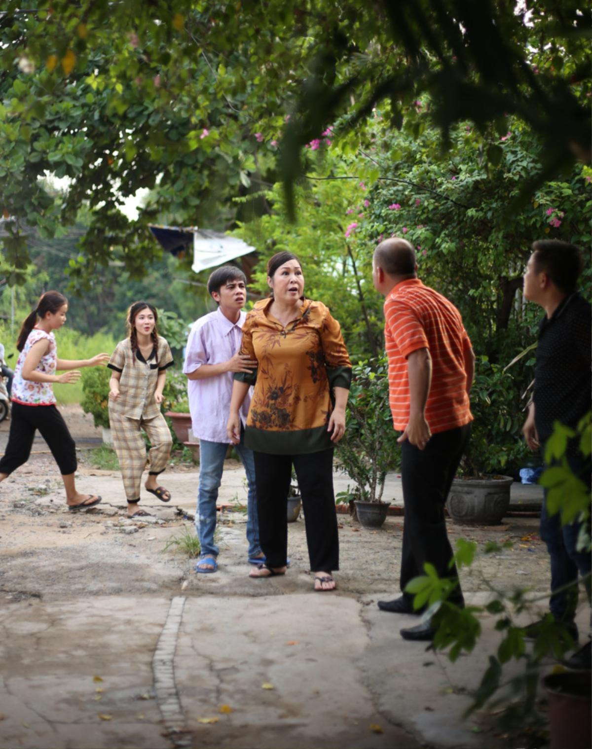 Mở màn 'Đại Kê chạy đi' phần 2: Mẹ con Đại Kê 'ê chề' bị ông Sơn đuổi về xóm gà Ảnh 2