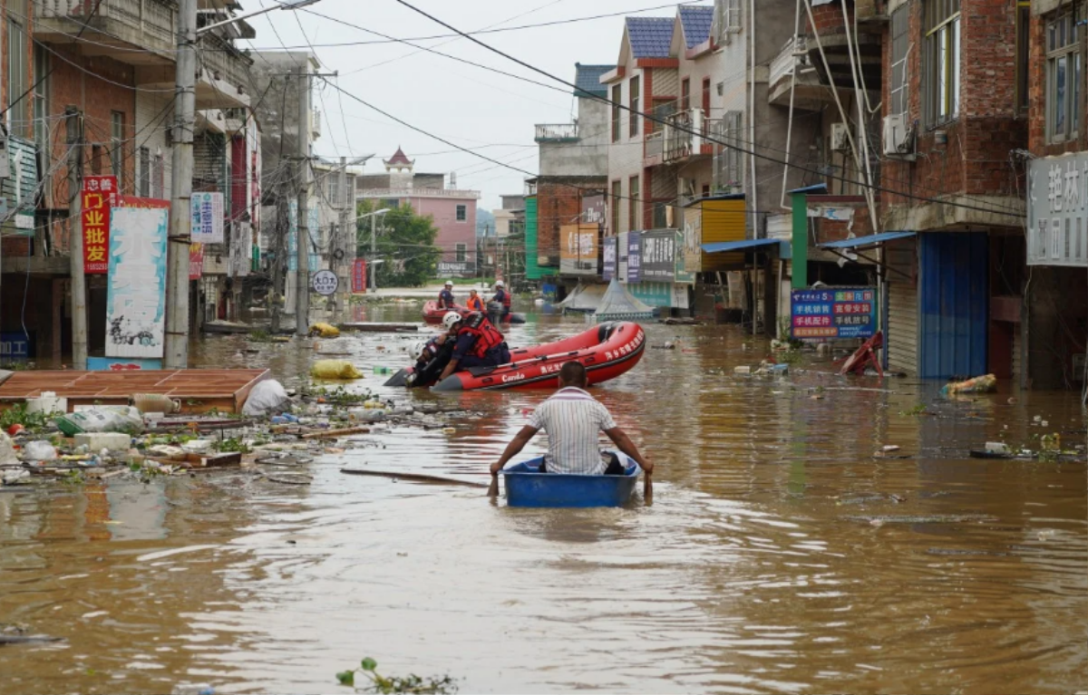 Chuyện những người trắng đêm canh gác bên những con đê ngăn lũ ở Trung Quốc Ảnh 1