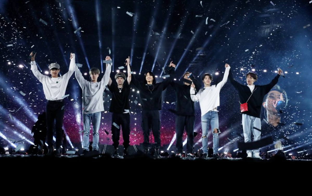 BTS phải hoãn tổ chức concert vì dịch Covid-19, ARMY phủ tím cả sân vận động Olympia để gửi lời động viên thần tượng Ảnh 3