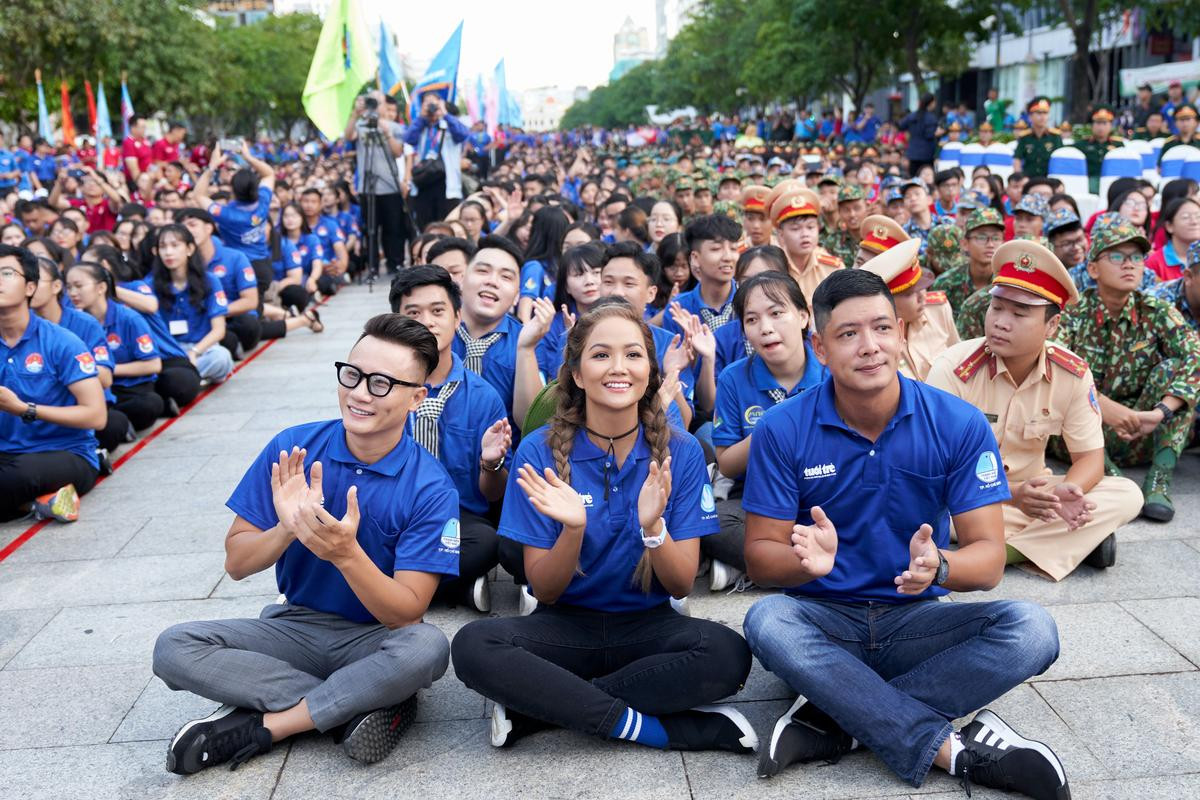 H'Hen Niê đẹp rạng rỡ với màu tóc mới, tâm huyết với các dự án cộng đồng Ảnh 4