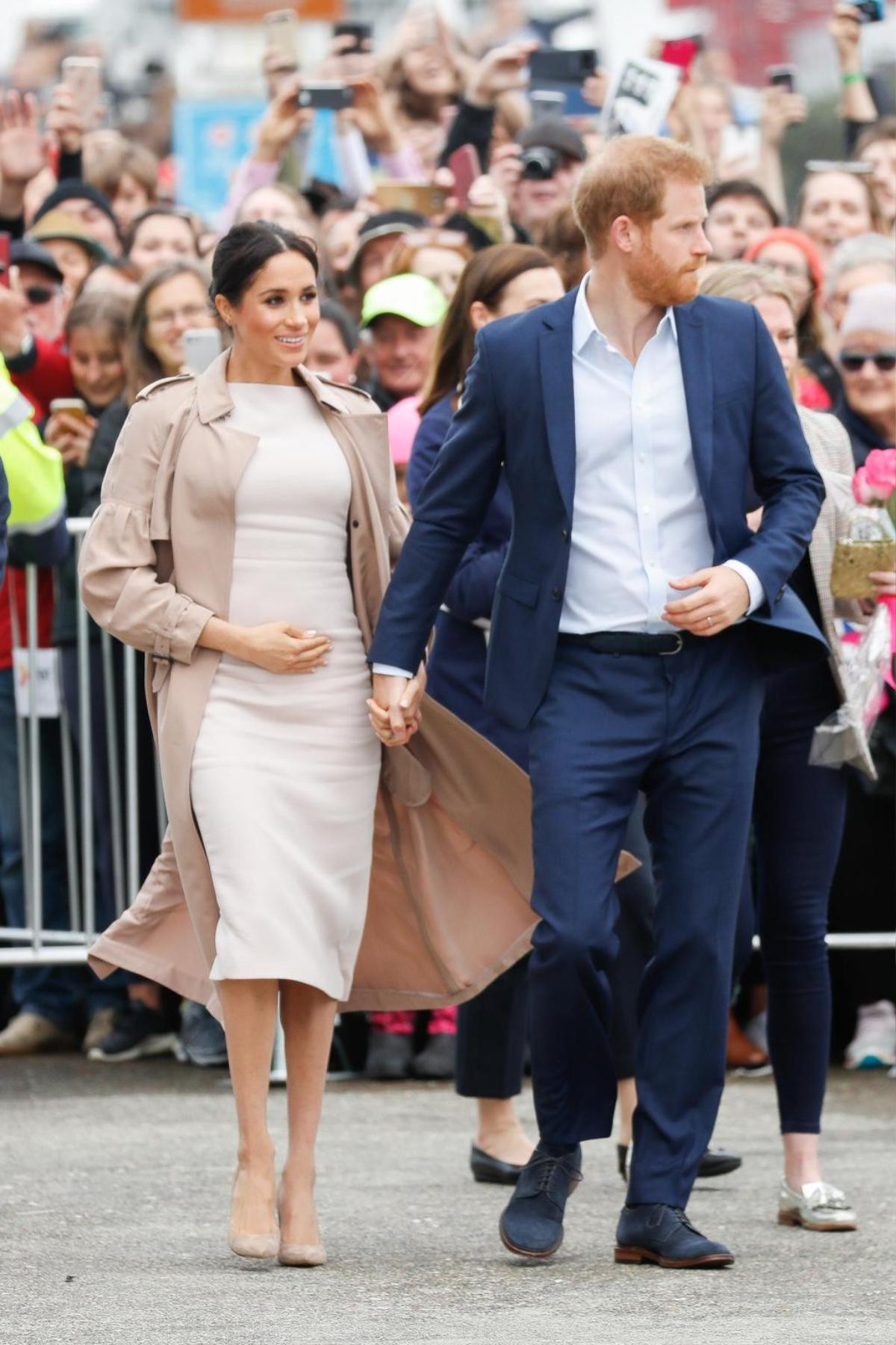 Không còn sang chảnh, Meghan Markle mặc váy 'nhăn nhúm' hơn 1 triệu đồng ra phố Ảnh 6