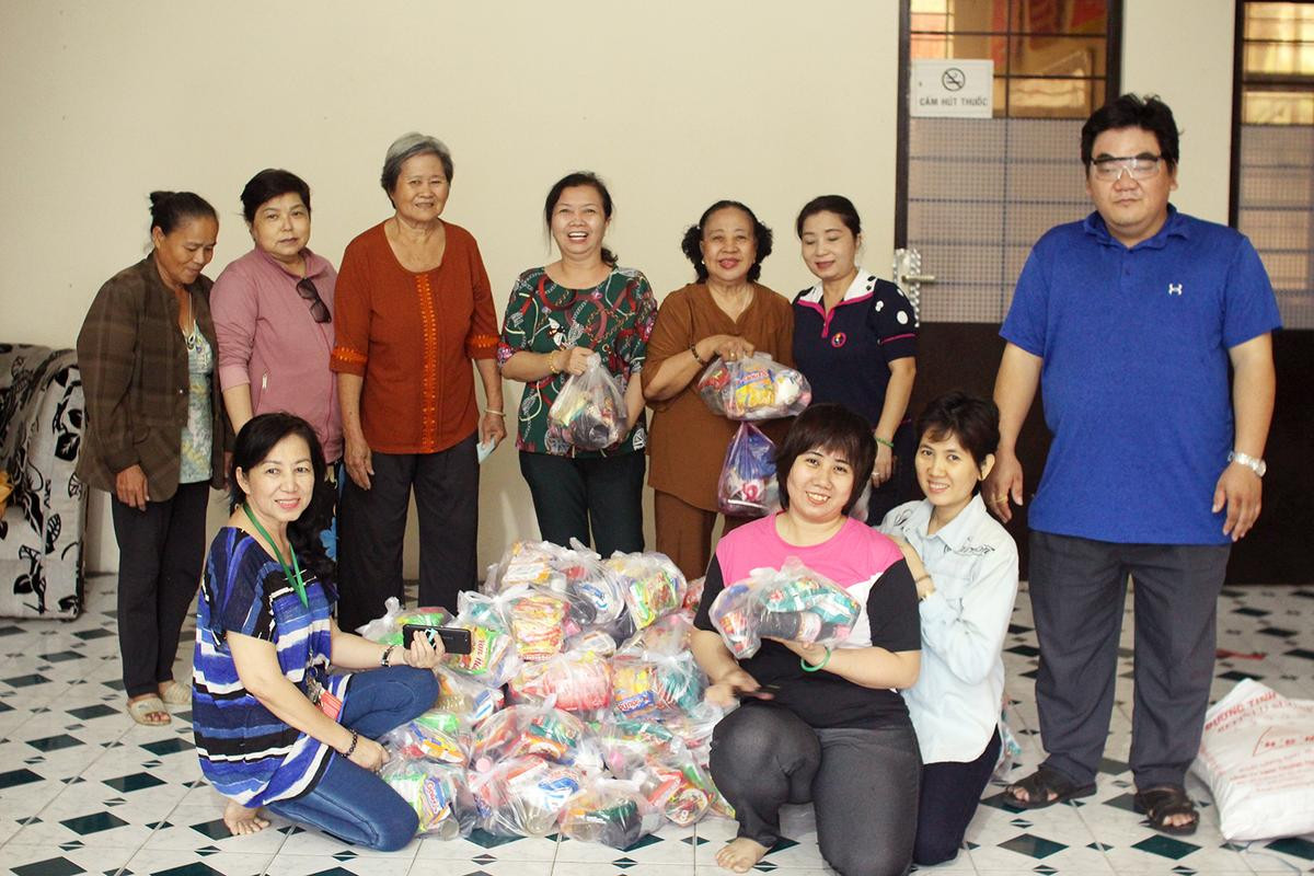 'Đội Hoa Vàng' đặc biệt trao gửi yêu thương của những tiểu thương chợ Xóm Củi Ảnh 6