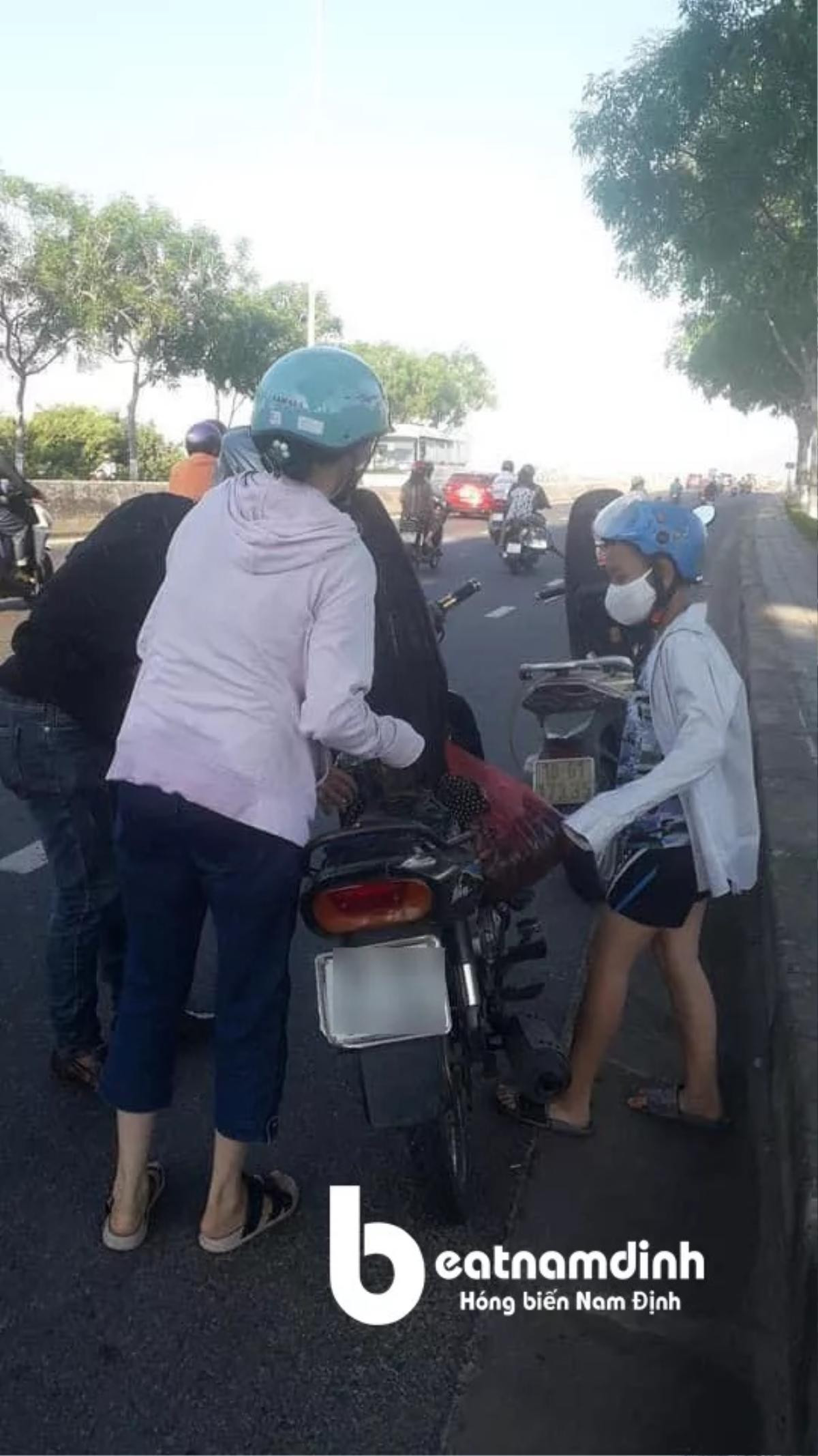 Thấy 2 mẹ con loay hoay dắt xe máy giữa trưa nắng, nam thanh niên có hành động khiến nhiều người ấm lòng Ảnh 3