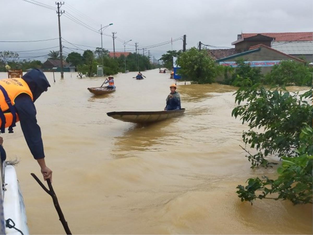 Không nghỉ 1 ngày, Công Vinh - Thủy Tiên tiếp tục rút tiền cứu trợ 13.000 người dân Quảng Bình Ảnh 3