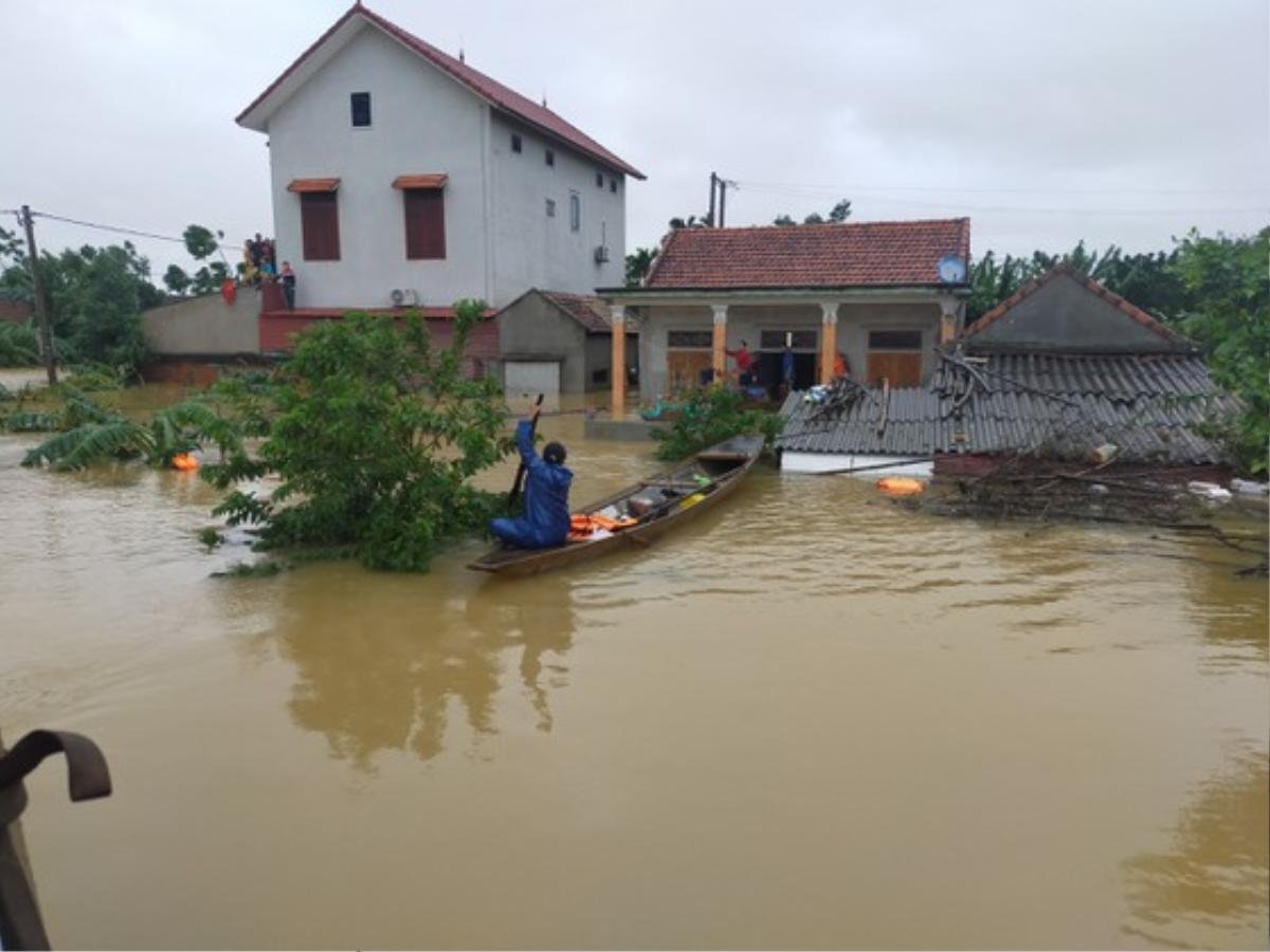 Không nghỉ 1 ngày, Công Vinh - Thủy Tiên tiếp tục rút tiền cứu trợ 13.000 người dân Quảng Bình Ảnh 4