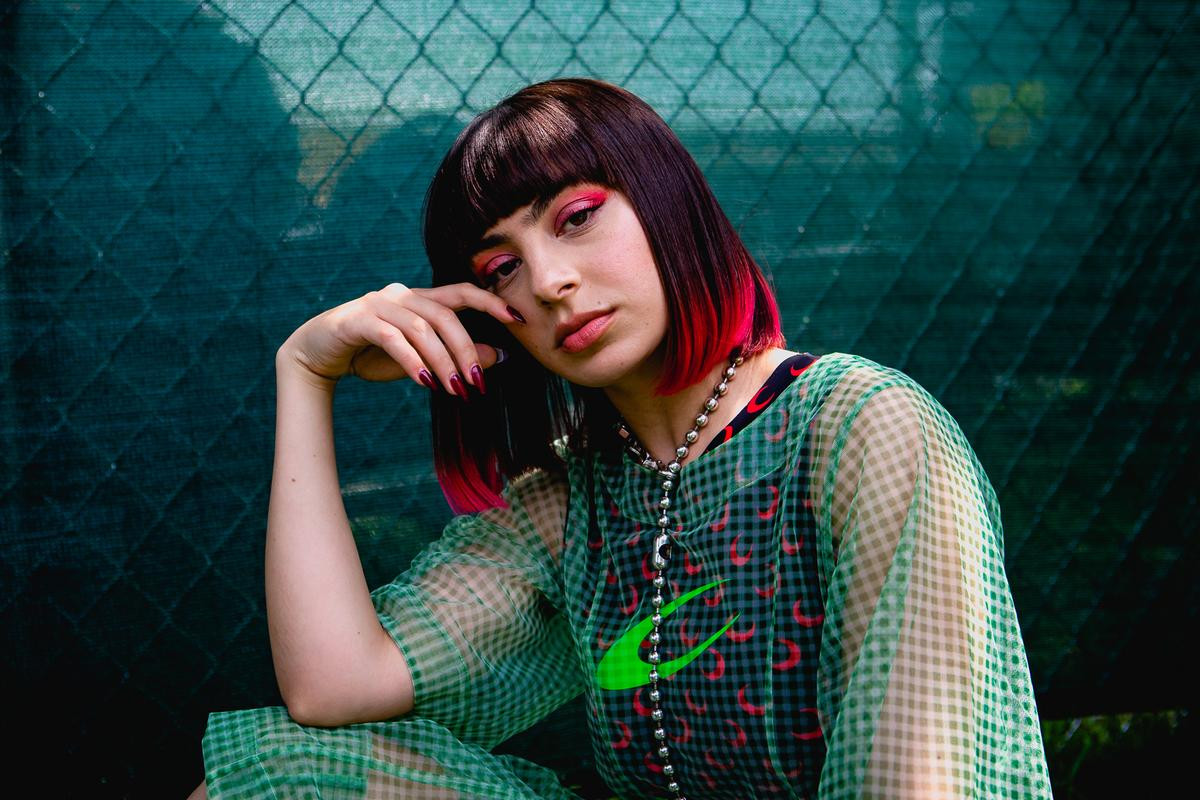 Charli XCX hết lời ca ngợi Chromatica, fan 'thừa nước đục thả câu' kêu gọi: 'Hai cô nên hợp tác ngay cho nóng!' Ảnh 1