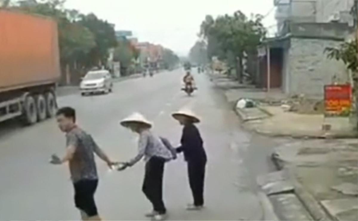 Thấy 2 cụ bà loay hoay mãi không sang được bên kia đường, tài xế có hành động khiến tất cả ấm lòng Ảnh 1