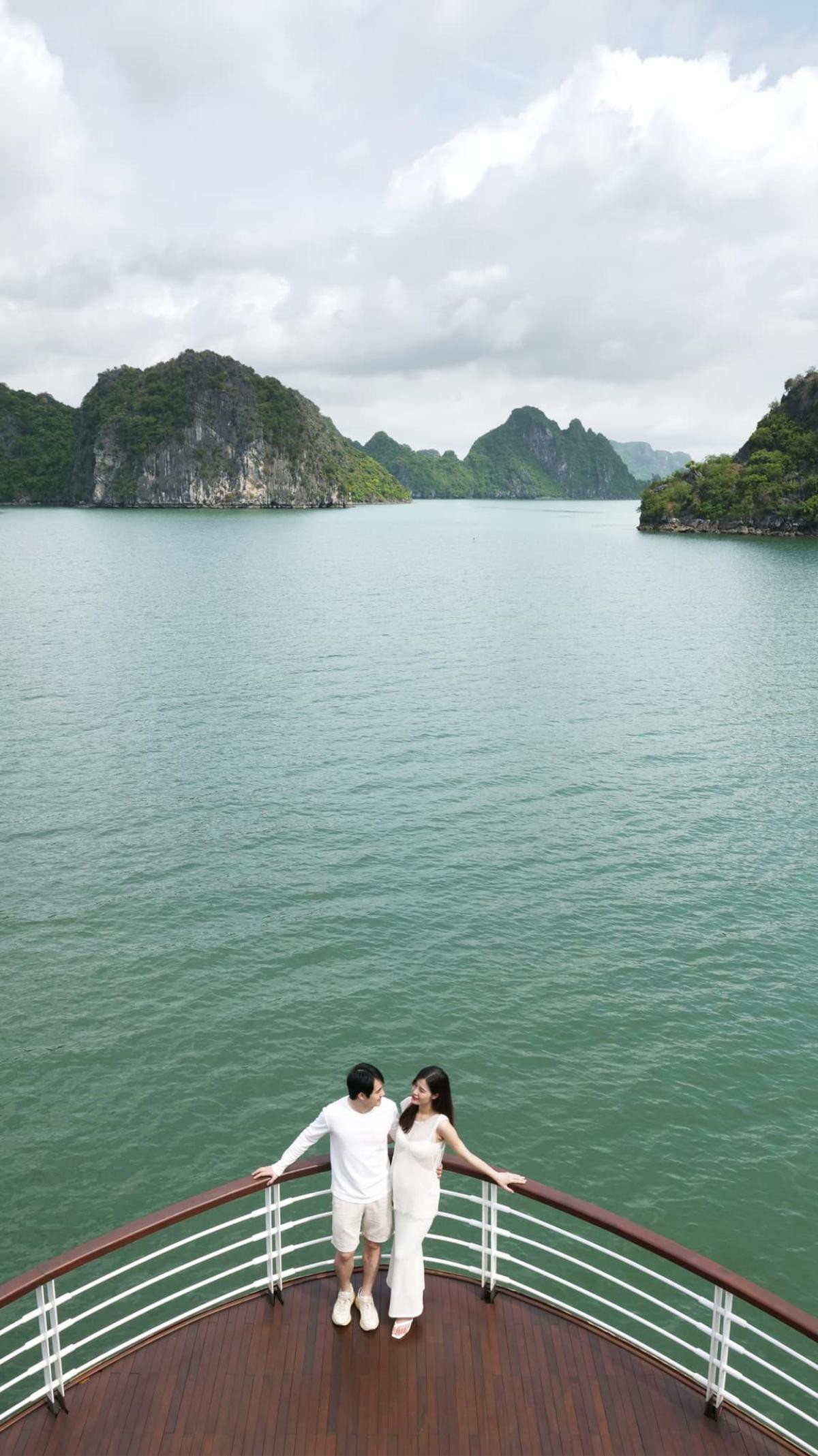 Đông Nhi - Ông Cao Thắng nhiệt tình check-in, Leonardo DiCario tấm tắc khen ngợi, vịnh Lan Hạ đích thị là điểm đến hấp dẫn trong mùa hè Ảnh 4