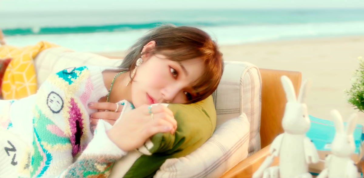 Fan thắc mắc sao Eunji (Apink) lại mặc áo len giữa... bãi biển thế này? Ảnh 1