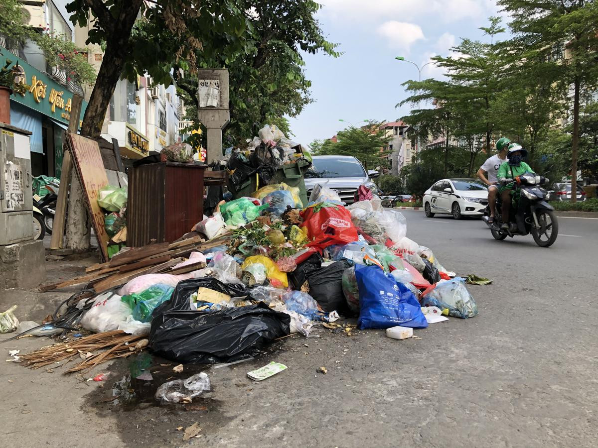 Rác thải chất đống trên đường phố Hà Nội, nhiều người dân lắc đầu ngao ngán Ảnh 2